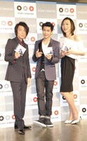 写真左からTAKUYA、AARON、ミッツ・マングローブ。