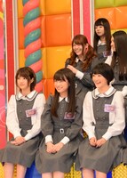 記者からの質問に答える松村沙友理（中段左）。