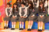 おどける生駒里奈（左から3番目）と、生駒にツッコミを入れる松井玲奈（右から2番目）。