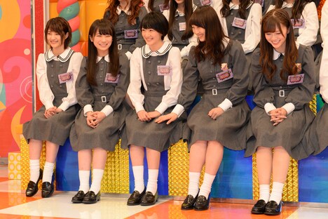 おどける生駒里奈（左から3番目）と、生駒にツッコミを入れる松井玲奈（右から2番目）。