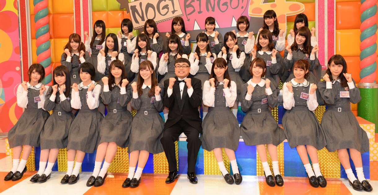 「NOGIBINGO!4」の会見に出席した乃木坂46とイジリー岡田（前列中央）。