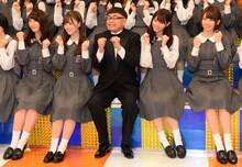 「NOGIBINGO! 4」の会見に出席した乃木坂46とイジリー岡田。