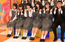 「NOGIBINGO! 4」の会見に出席した乃木坂46とイジリー岡田。