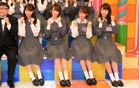 「NOGIBINGO! 4」の会見に出席した乃木坂46とイジリー岡田。