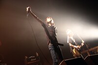 マイクを掲げる甲本ヒロト（Vo）。（撮影：柴田恵理）