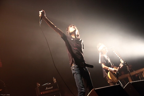 マイクを掲げる甲本ヒロト（Vo）。（撮影：柴田恵理）