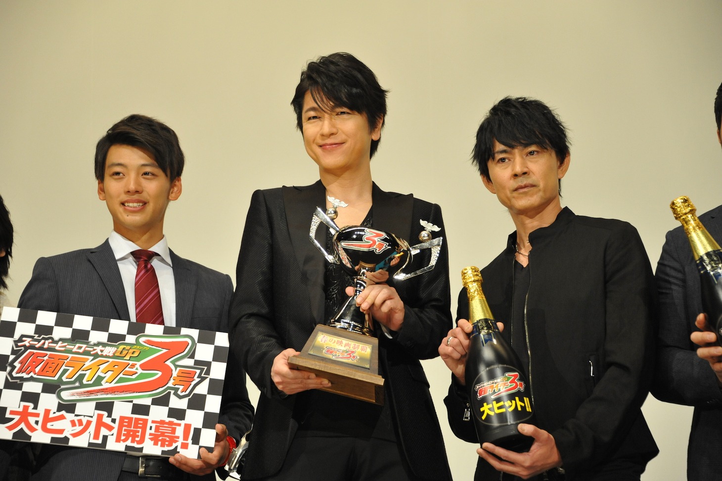 左から竹内涼真、及川光博、倉田てつを。