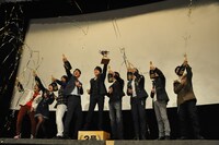 「スーパーヒーロー大戦GP 仮面ライダー3号」の初日舞台挨拶の様子。シャンパンクラッカーが放たれた瞬間。