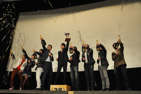 映画「スーパーヒーロー大戦GP 仮面ライダー3号」の初日舞台挨拶の様子。シャンパンクラッカーが放たれた瞬間。