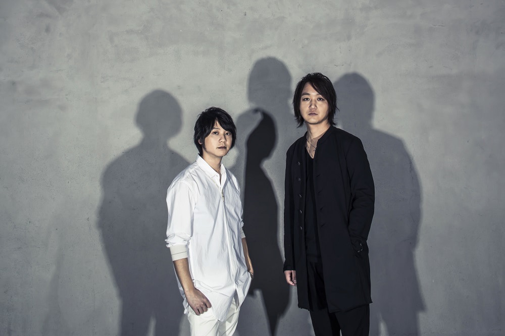 SCREEN mode。左から勇-YOU-（Vo）、雅友（G）。