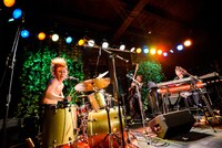 「モーモールルギャバン、復活！ 蘇る無茶と野獣ツアー2015」京都・磔磔公演でのモーモールルギャバン。