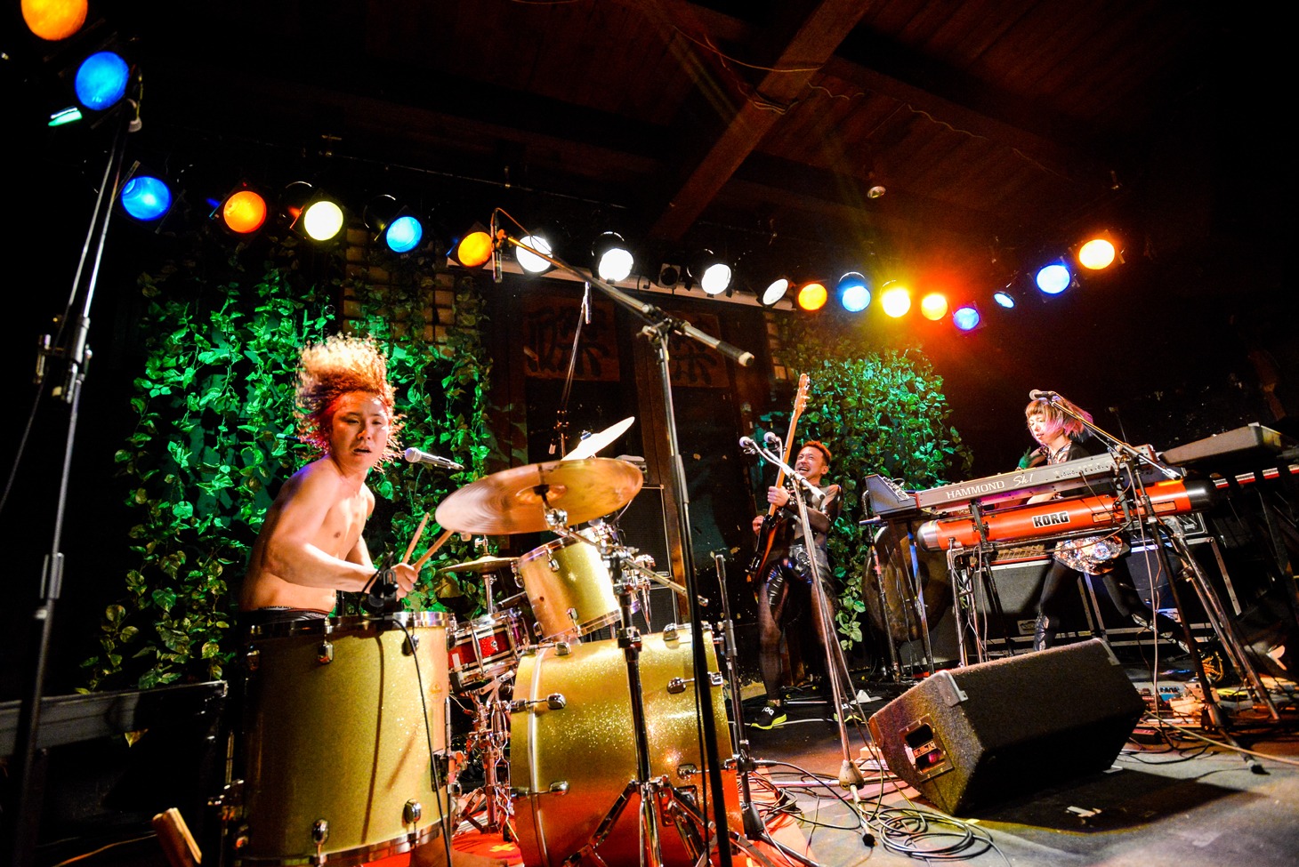 「モーモールルギャバン、復活！ 蘇る無茶と野獣ツアー2015」京都・磔磔公演でのモーモールルギャバン。