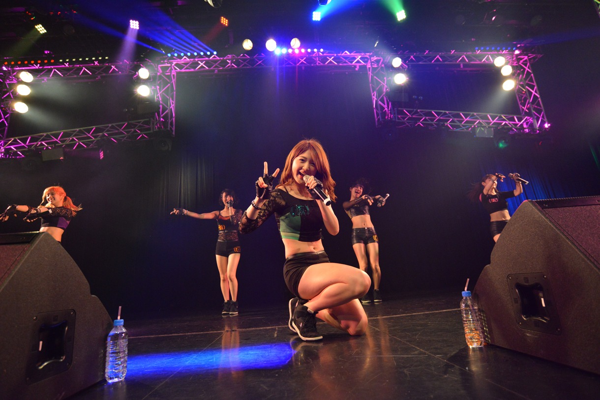 アップアップガールズ（仮）によるライブの様子。