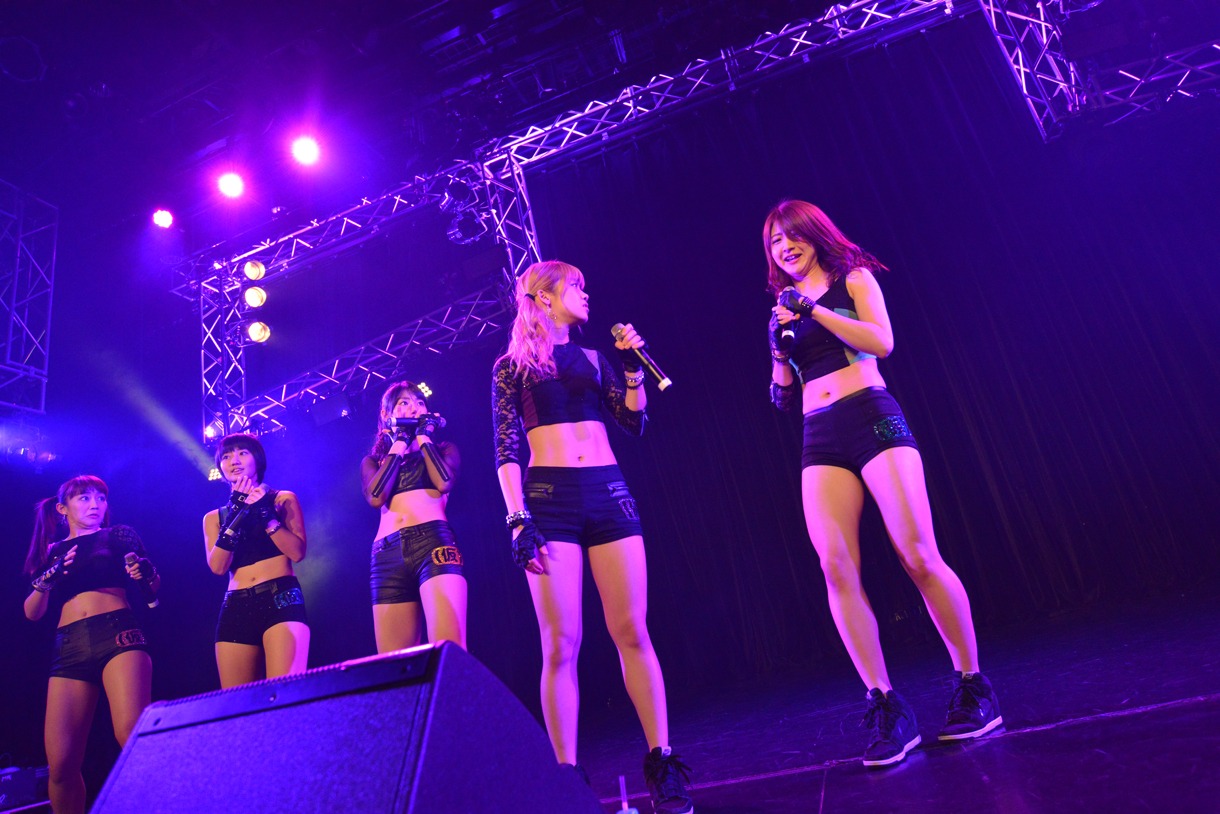 アップアップガールズ（仮）によるライブの様子。