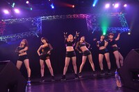 アップアップガールズ（仮）によるライブの様子。