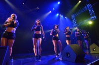 アップアップガールズ（仮）によるライブの様子。