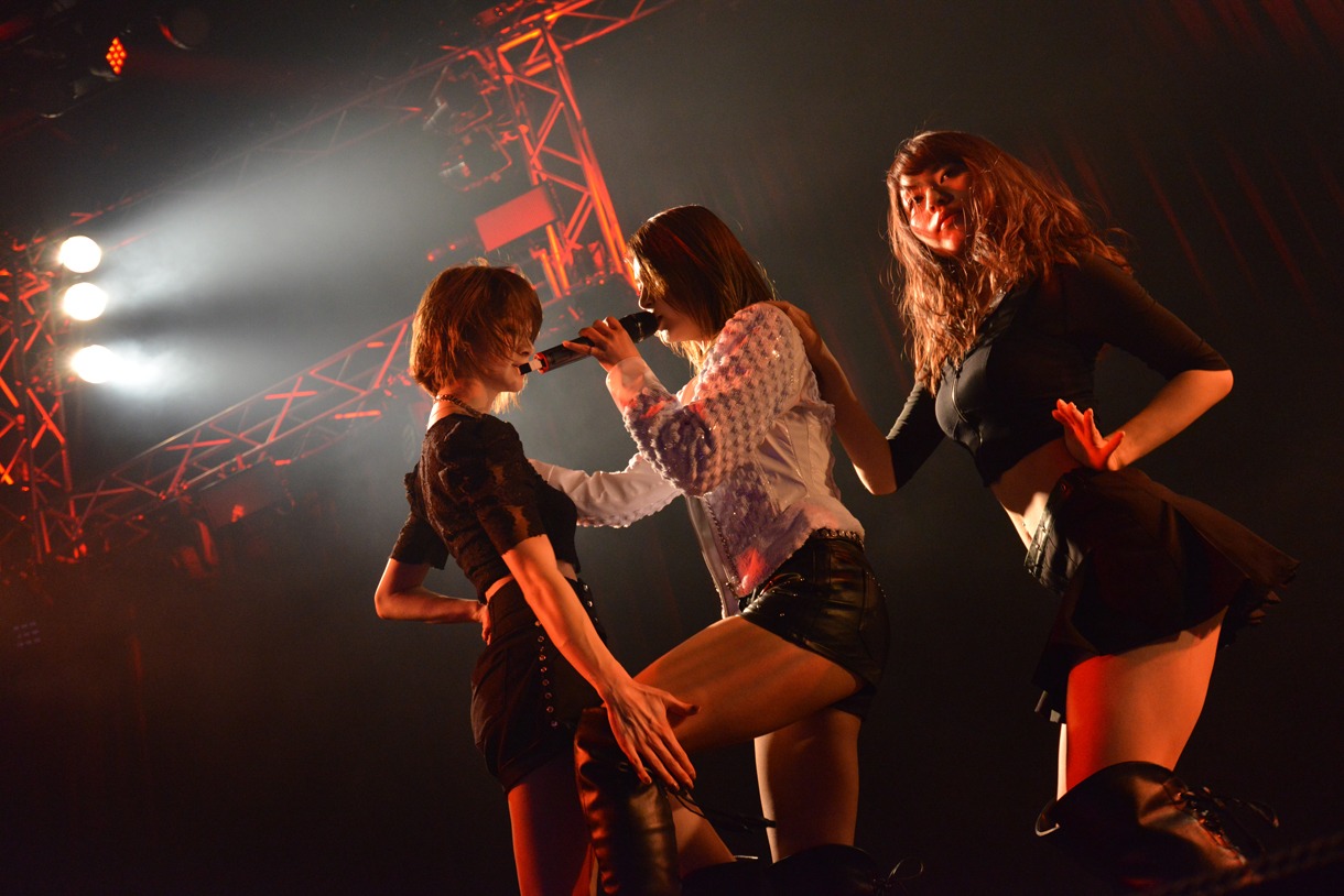 THE ポッシボーによるライブの様子。