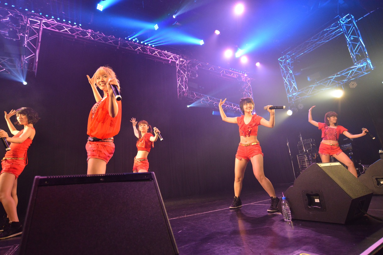 アップアップガールズ（仮）による「なんじゃこりゃ?!」歌唱の様子。