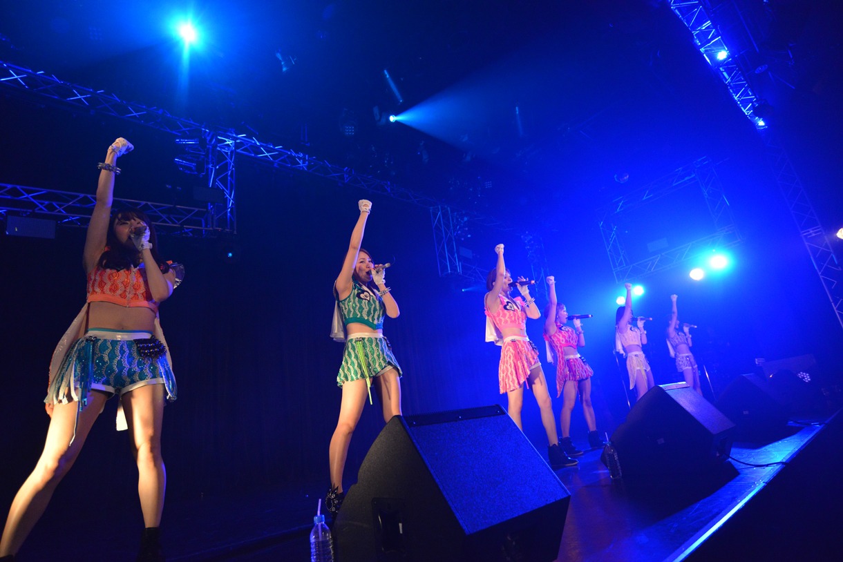 吉川友、THE ポッシボーによる「全力！Pump Up!!」歌唱の様子。