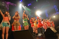 チーム・負けん気によるライブの様子。