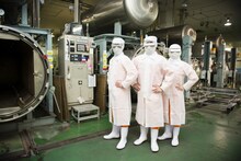 ホモソーセージ工場を見学するPOLYSICS。