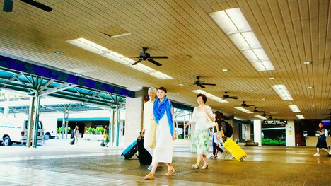 JTB夏のキャンペーンCM「JTBの夏旅『旅を楽しむ大人の家族』篇」のワンシーン。