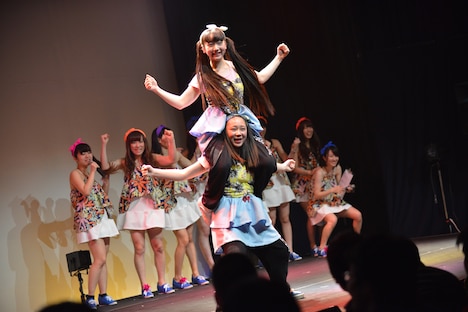 MYUとともに「AWAKE体操」を行う大石芽依。