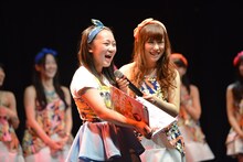 ファンからアルバムをプレゼントされ喜ぶ大石芽依。