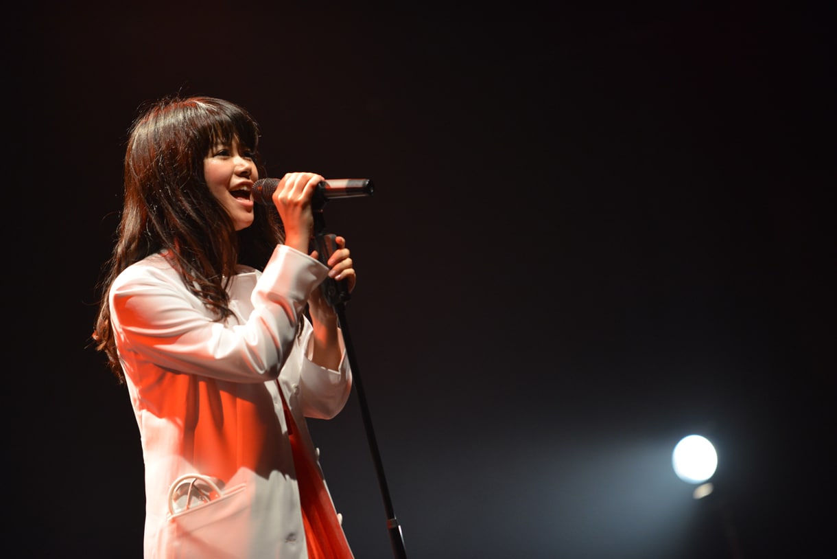 Taylor Swiftの「RED」を歌唱する秋山ありす。