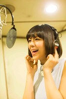 西内まりやのレコーディング風景。