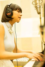 西内まりやのレコーディング風景。