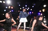 ダンサーチームNATTを従え歌唱する吉田凜音。