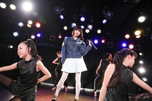 ダンサーチームNATTを従え歌唱する吉田凜音。