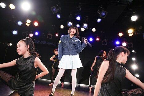 ダンサーチームNATTを従え歌唱する吉田凜音。