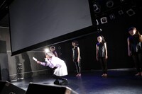 アンコールでの告知中に突然サプライズ映像のスクリーンが下り、慌てる吉田凜音。