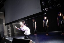 アンコールでの告知中に突然サプライズ映像のスクリーンが下り、慌てる吉田凜音。