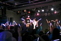 ダブルアンコール時のフロアは青いサイリウムで埋め尽くされた。