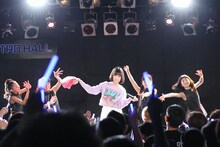 ダブルアンコールで「真夏のBeeeeeeaM.」を歌う吉田凜音。