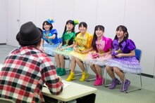 清原寛プロデューサーから「かがくdeムチャミタス！」レギュラー出演が告げられたたこやきレインボー。