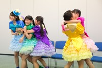 抱き合って喜ぶたこやきレインボー。