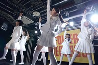 アイドルネッサンス「YOU」発売記念イベント「インストアイドルネッサンス」の様子。