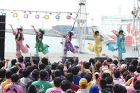 「まいど！おおきに！元気売りの少女レインボーツアー」出陣式の様子。