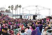 「まいど！おおきに！元気売りの少女レインボーツアー」出陣式の様子。