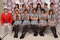 「BSフジ×SKE48 ～神対測定～」の収録を行ったSKE48とオラキオ（弾丸ジャッキー）。