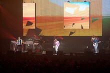 「TM NETWORK 30th FINAL CONCERT」3月22日公演の様子。