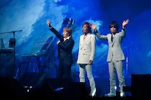 「TM NETWORK 30th FINAL CONCERT」3月22日公演の様子。パフォーマンスを終え、FANKSの前に立つTM NETWORK。