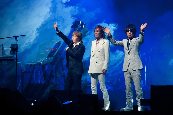 「TM NETWORK 30th FINAL CONCERT」3月22日公演の様子。パフォーマンスを終え、FANKSの前に立つTM NETWORK。