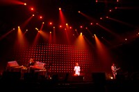 「TM NETWORK 30th FINAL CONCERT」3月22日公演の様子。