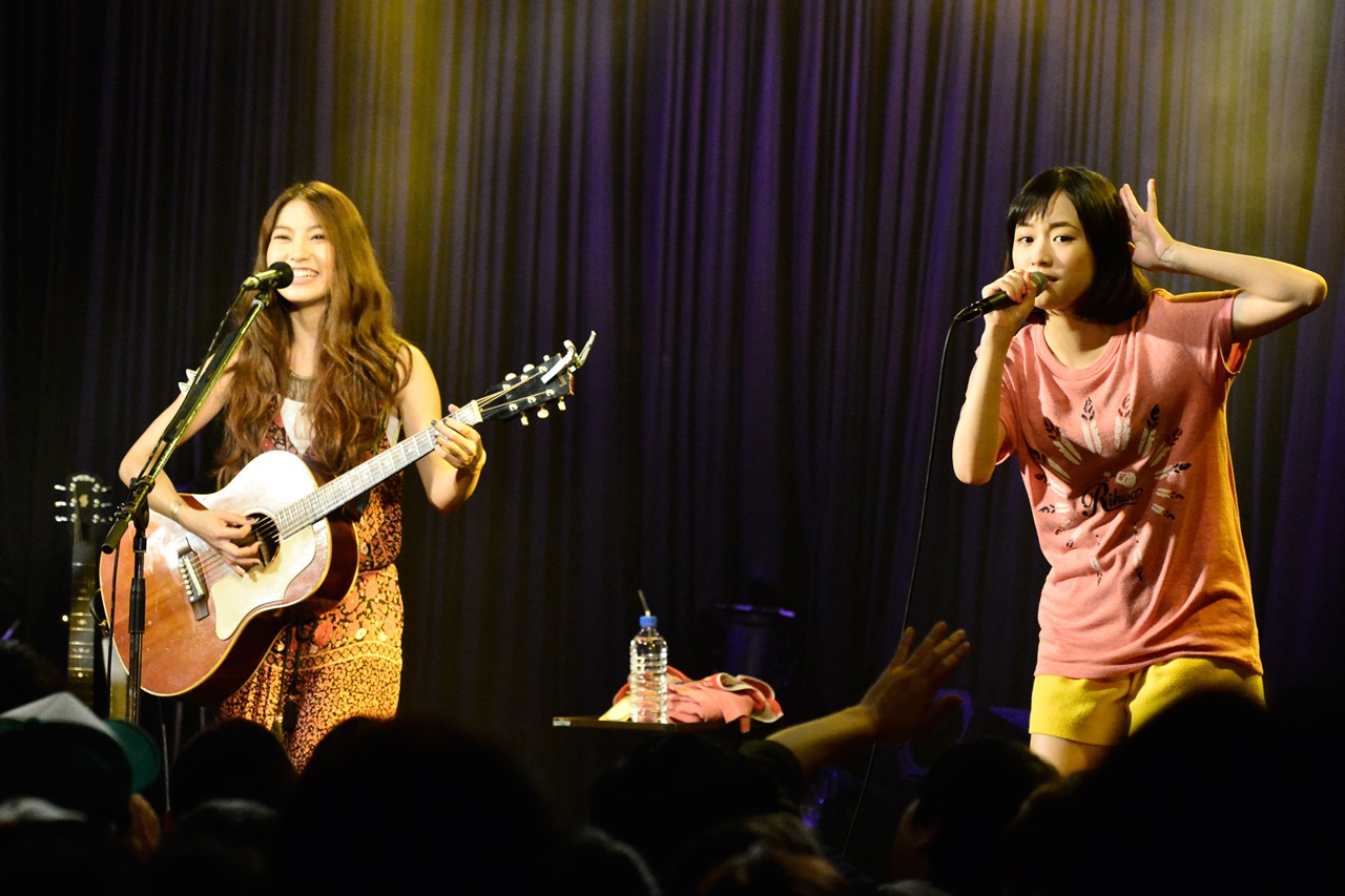 アンコールでコラボレーションする2人。写真左からRihwa、大原櫻子。（撮影：橋本塁）