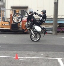 フロントアップ走行中の吉川晃司。